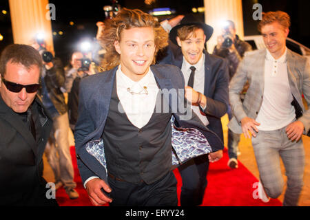 Célébrités enthousiaste et arrivant à des paparazzis d'exécution de Red Carpet event Banque D'Images