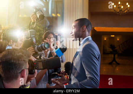 La célébrité d'être interviewé et photographié par les paparazzi at Red Carpet event Banque D'Images