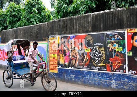 Pousse-pousse à vélo, pousse-pousse à tricycle, affiches de films, Calcutta, Kolkata, Bengale occidental, Inde, Asie Banque D'Images