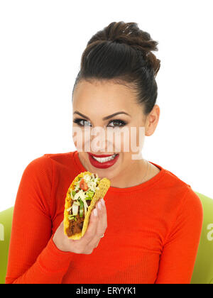 Confiants en toute sécurité avec une assurance positive Young Hispanic Woman Style mexicain tacos au boeuf Chili avec salade et fromage isolé sur fond blanc Banque D'Images