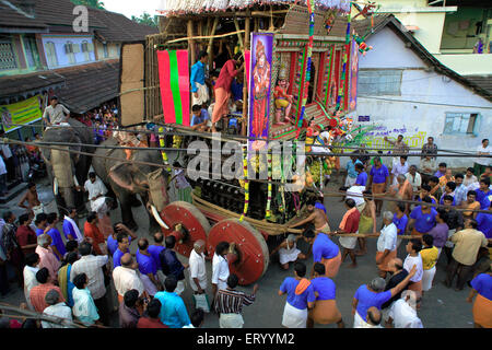 rath de poussée d'éléphant , Festival de Ratholsavam Chariot ; Palghat , Palakad , Palakkad , Kerala , Inde , Asie Banque D'Images