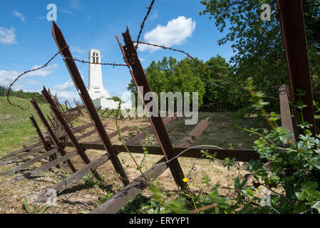 Français restauré WW1 tranchée et de l'enchevêtrement de barbelés sur la Butte de Vauquois, ancien champ de bataille près de Verdun Banque D'Images