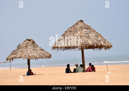 Parasols de plage , Plage de Puri , Orissa , Odisha , Inde , Asie Banque D'Images