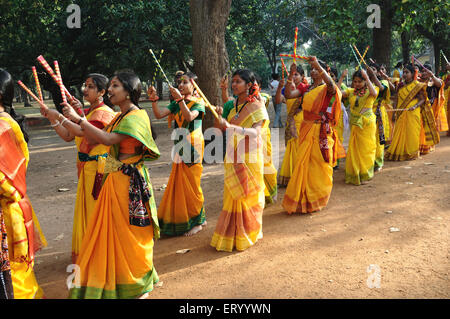 Les femmes dansant Raas Dandiya et Garba danse , Holi festival ; Shantiniketan ; Bolpur ville , Birbhum district , Bengale-Occidental ; Inde , asie Banque D'Images