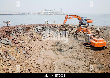 Pelle hydraulique pour la construction de routes , Haji Ali , Mahalaxmi , Worli , Bombay , Mumbai , Maharashtra , Inde , Asie Banque D'Images