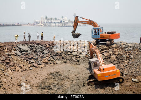 Les travailleurs au chantier de Haji Ali ; Bombay Mumbai Maharashtra ; Inde ; Banque D'Images