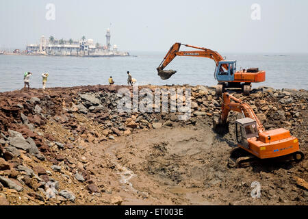 Pelle hydraulique pour la construction de routes , Haji Ali , Mahalaxmi , Worli , Bombay , Mumbai , Maharashtra , Inde , Asie Banque D'Images