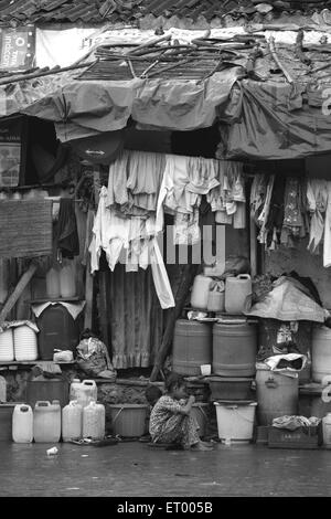 Taudis ; Byculla N M Joshi Road ; Bombay Mumbai Maharashtra ; Inde ; Banque D'Images