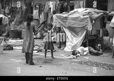 Enfants jouant dans des taudis Byculla ; N M Joshi ; route ; Bombay Mumbai Maharashtra Inde ; PAS DE MR Banque D'Images