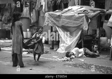 Enfants jouant dans des taudis Byculla ; N M Joshi ; route ; Bombay Mumbai Maharashtra Inde ; PAS DE MR Banque D'Images