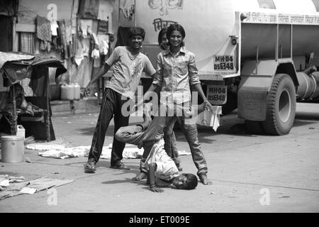 Enfants jouant Byculla bidonvilles N M Joshi Road Bombay Mumbai Maharashtra Inde Banque D'Images