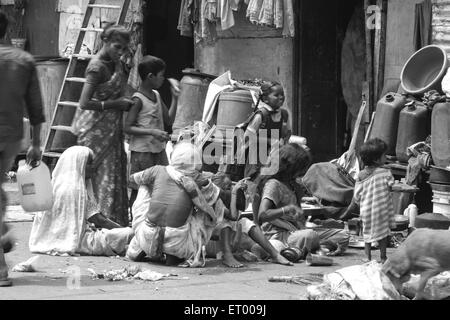 Habitants des taudis ; Byculla N M Joshi Road ; Bombay Mumbai Maharashtra ; Inde ; Banque D'Images