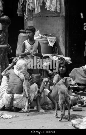 Les bidonvilles Byculla N M Joshi Road Bombay Mumbai Maharashtra Inde Banque D'Images