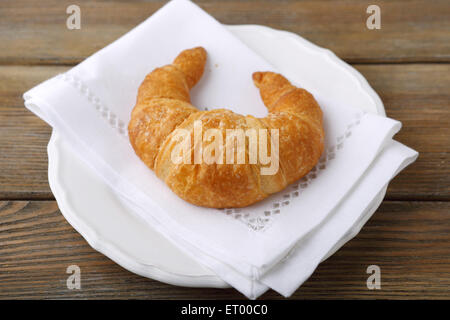 Croissant sur une plaque blanche, de l'alimentation Banque D'Images