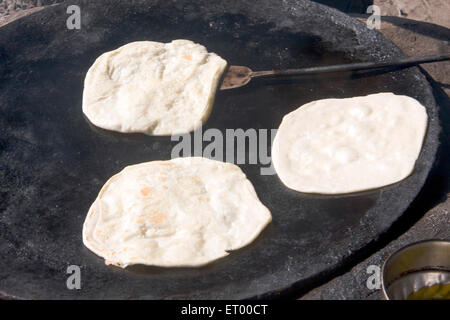 Cuisine de pain indien sur le bois brûlant poêle en plein air en argile chulha , Murshidabad , Bengale-Occidental , Inde , Asie Banque D'Images