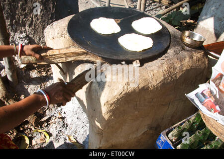 Cuisine de pain indien sur le bois brûlant poêle en plein air en argile chulha , Murshidabad , Bengale-Occidental , Inde , Asie Banque D'Images