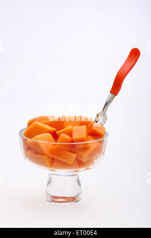 Fruits de papaye Carica papaya latine ; pièces dans la salade de fruits avec une fourchette dans un bol en verre Banque D'Images