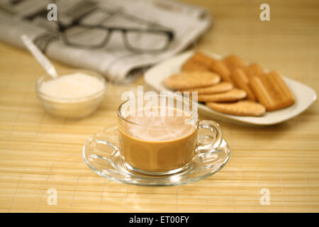 thé avec biscuits au sucre journal et spectacle Banque D'Images