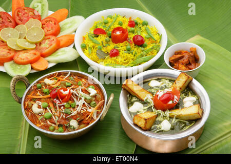 Cuisine indienne végétarienne ; cuivre ; en kolhapuri Kadhai Paneer Panir aux épinards dans le cuivre handi ; les pois verts Salade de riz pulao Banque D'Images