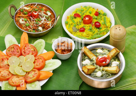 Cuisine indienne végétarienne ; cuivre ; en kolhapuri Kadhai Paneer Panir aux épinards dans le cuivre handi ; les pois verts Salade de riz pulao pickle de mangue ; Banque D'Images