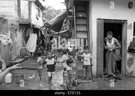 Enfants dans le bidonville de Dharavi Bombay Mumbai Maharashtra Inde bidonvilles indiens Banque D'Images