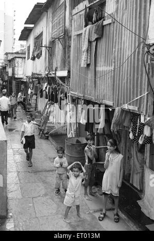 Les enfants à Dharavi slum ; Bombay Mumbai Maharashtra ; Inde ; Banque D'Images