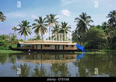 Péniche plusieur bateaux dans l'eau dormante ; Alleppey Alappuzha Kerala ; Inde ; Banque D'Images