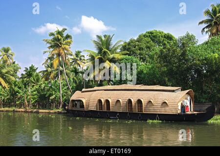 Péniche plusieur bateaux dans l'eau dormante ; Alleppey Alappuzha Kerala ; Inde ; Banque D'Images