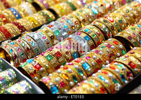 Différents types de bracelets colorés ; Alleppey Alappuzha Kerala ; Inde ; Banque D'Images