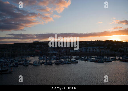 Coucher de soleil sur la marina et la ville, Newhaven, Sussex, UK Banque D'Images