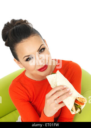 Belle jeune femme hispanique avec un style mexicain chicken fajita wrap contre un fond blanc Banque D'Images
