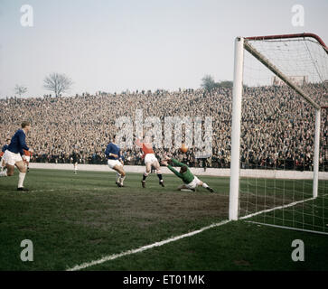 Division de la Ligue anglaise deux match à la vallée. 5 Charlton Athletic v Cardiff City 2. Les scores de Eddie sentais Firmani Charlton avec John Charles à la recherche sur. 26 octobre 1963. Banque D'Images