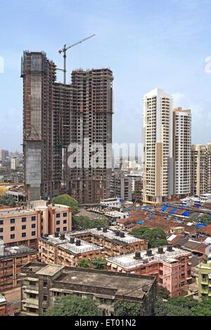 La construction de bâtiments avec de vieilles maisons dans le centre de Mumbai ; Bombay Mumbai Maharashtra ; Inde ; Banque D'Images