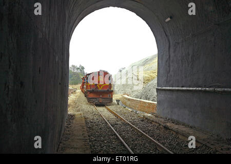 Train entrant dans le tunnel, Agartala, Tripura, Inde, Asie, Indien, asiatique Banque D'Images