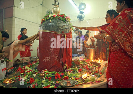 Les dévots offrant des prières au temple de Shiva ; mahabhairav ; Inde Assam NOMR Banque D'Images
