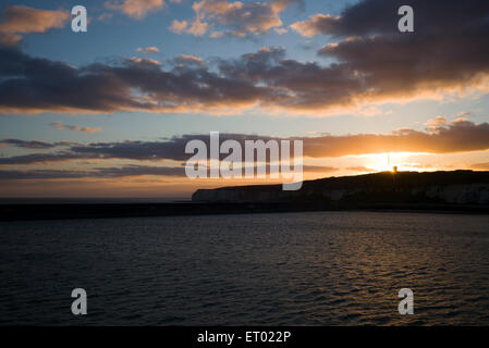 Coucher de soleil sur les falaises et mer, Newhaven, Sussex, UK Banque D'Images