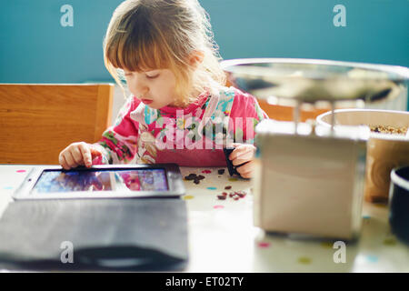 Curieux girl using digital tablet Banque D'Images