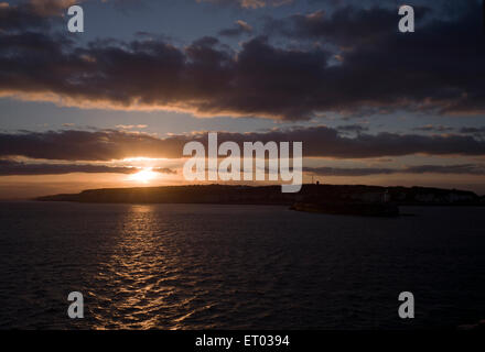 Coucher de soleil sur les falaises et mer, Newhaven, Sussex, UK Banque D'Images
