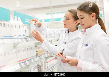 La prise d'inventaire en pharmacie pharmaciens Banque D'Images