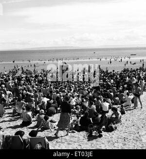 Maison de vacances la foule à l'île de Barry, Vale of Glamorgan, Pays de Galles du Sud. Août 1952. Banque D'Images