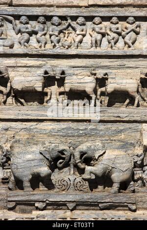 Danse femmes chevaux éléphants sculptures, Temple Jagdish, temples Vishnu, Udaipur, Rajasthan, Inde, Asie Banque D'Images