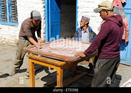 Hommes jouant au jeu de carrom , Muktinath , Ranipauwa , Mustang , Népal , République fédérale démocratique du Népal , Asie du Sud , Asie Banque D'Images