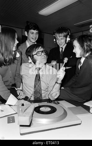 Ed Doolan Radio BRMB Disc Jockey, photographiée avec news, garçons et filles, Birmingham, 14 janvier 1975. Banque D'Images