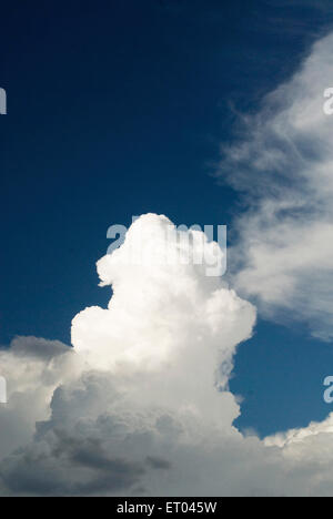 Les nuages blancs sur le ciel bleu Banque D'Images
