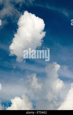 Les nuages blancs sur le ciel bleu Banque D'Images