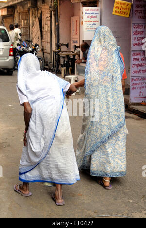 Femme aidant la vieille dame ; Jaipur ; Rajasthan ; Inde , asie Banque D'Images