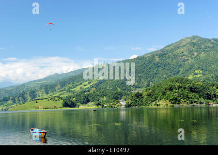 Voile dans le lac Phewa à Pokhara ; Népal ; Banque D'Images