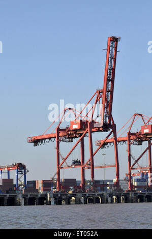 Grue pour le déchargement des navires dans le Port de Pipavav Gujarat Inde Banque D'Images