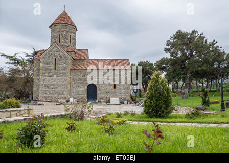 Petite église à côté de la citadelle médiévale appelée Gori Fortress à Gori, ville Goergia Banque D'Images