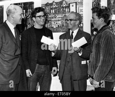 Sir John Moores CBE (25 janvier 1896- 25 septembre 1993). D'affaires et philanthrope qui a fondé Littlewoods entreprise de vente au détail situé à Liverpool, en Angleterre. En photo la distribution de prix aux élèves Russell Jamieson (à gauche) et Richard laver (à droite). L'extrême gauche est M. WJ Norman, directeur de Liverpool College of Art, 23 mai 1964. Banque D'Images